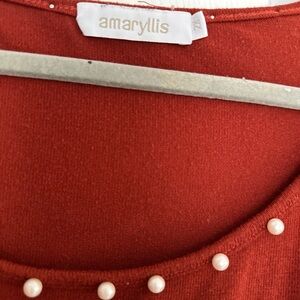 Thin rust colored sweater with pearl detail